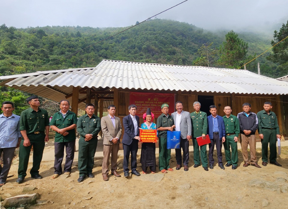 Tin truyền hình: Công ty Điện lực Sơn La bàn giao nhà nghĩa tình đồng đội